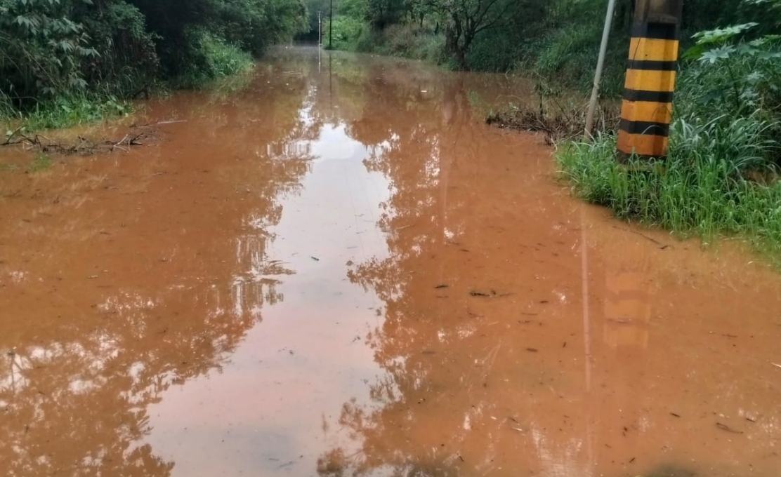 Trecho da Estrada da Jacutinga segue interditado pela Defesa Civil nesta quinta-feira
