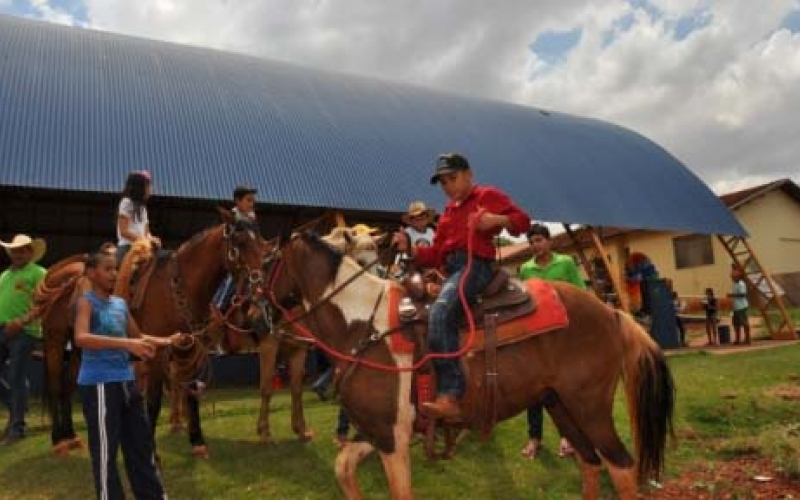 Alunos andam a cavalo como presente do Dia da Criança