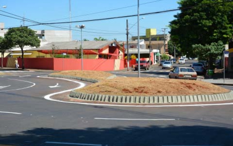 Administração Municipal conclui construção da rotatória da Av.Souza Naves com Estudantes