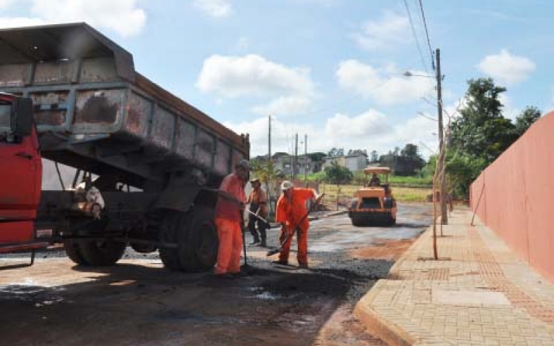 Secretaria de Obras retoma trabalho de tapa buraco na cidade 