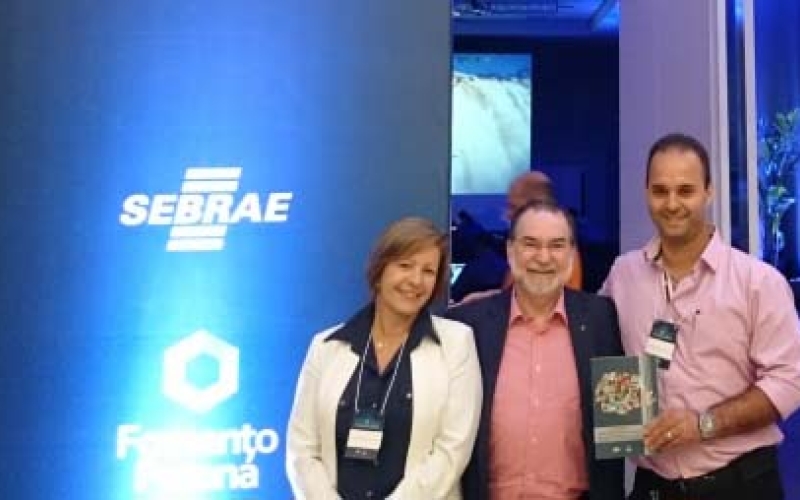 Agente de crédito de Ibiporã colabora em livro sobre história do microcrédito