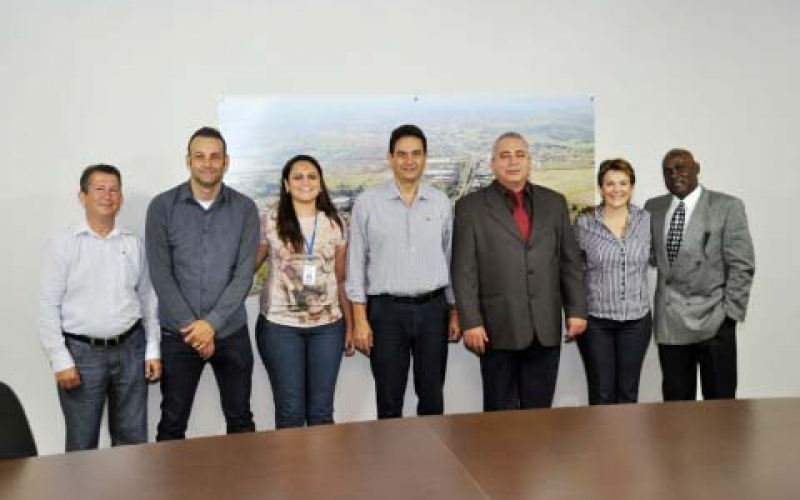 José Maria e equipe da Saúde recepcionam médicos cubanos