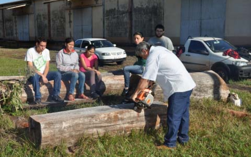 Alunos do Curso de Auxiliar de marceneiro participam de aula para confecção de móveis rústicos