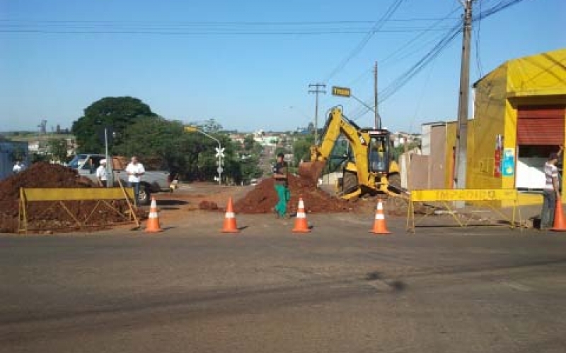 Atenção, motoristas - Construção de novas galerias pluviais interdita trechos de ruas de Ibiporã