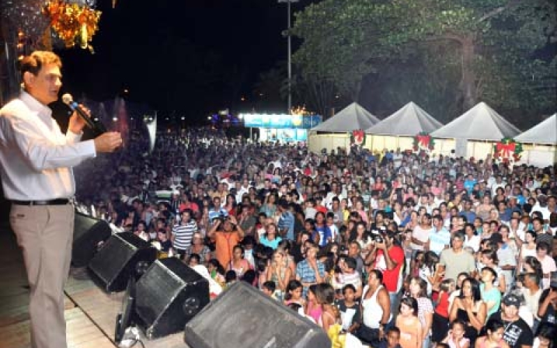 Milhares de pessoas assistiram a abertura do Natal de Ibiporã