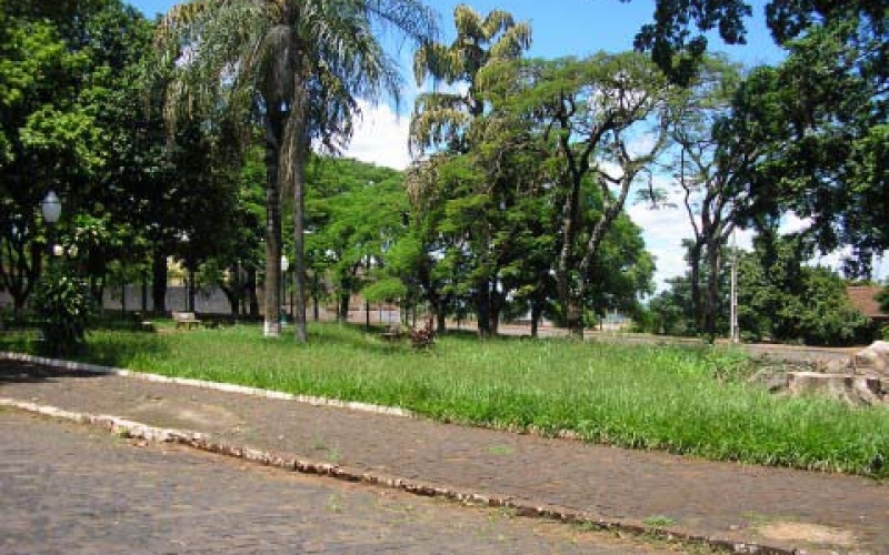 Início da reforma da Praça Eugênio Sperandio