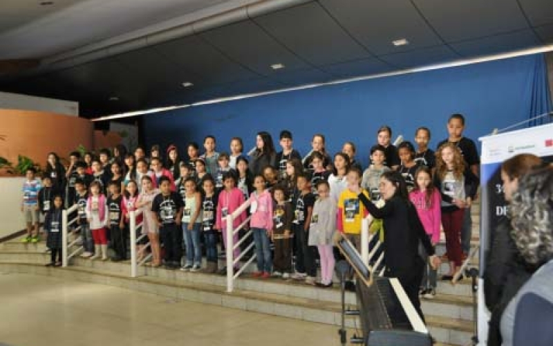 Professoras e alunos do projeto Canto na Escola no FML