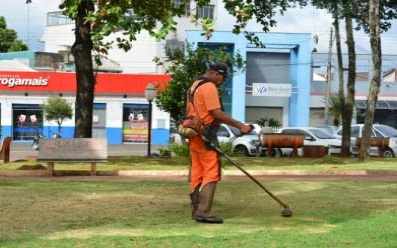 Secretaria de Obras realiza capina e roçagem em vários pontos da cidade
