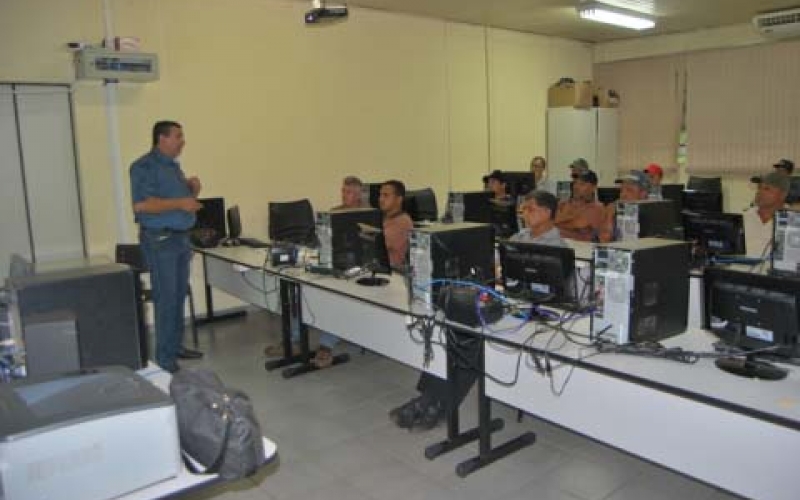 Operadores de máquinas participam de treinamento