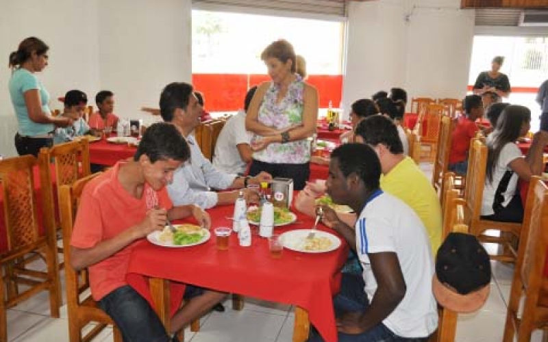 Usuários atendidos pelos CAPSi e CAPS Adulto de Ibiporã participam de almoço para celebrar a Páscoa