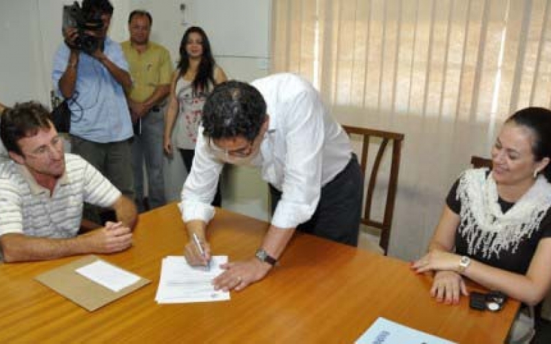 Assinatura de ordem de serviço para início do asfalto no Afonso Sarábia