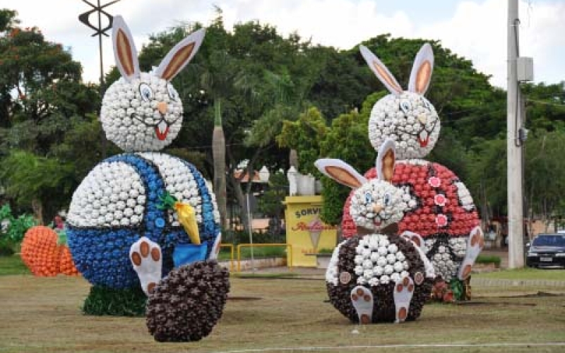 Coelhos e cenouras de garrafas pet enfeitam rotatória de Ibiporã
