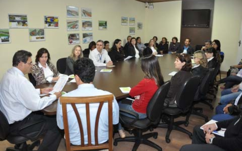 Prefeito dá posse aos novos conselheiros do CMAS