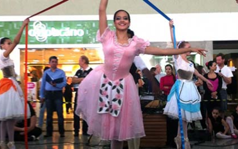 Ballet da Fundação Cultural no circuito SESI e Shopping Com-Tour