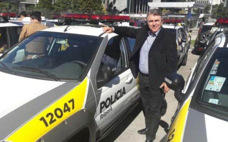 Prefeito João Coloniezi recebe três novas viaturas para Ibiporã