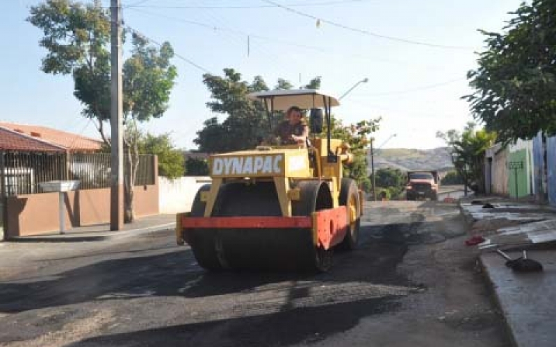 Rolo compressor consertado ajuda no recape asfáltico de Ibiporã