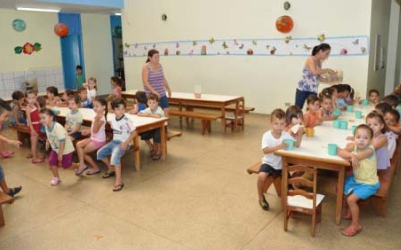 Comunidade recupera rapidamente creche incendiada por vândalos