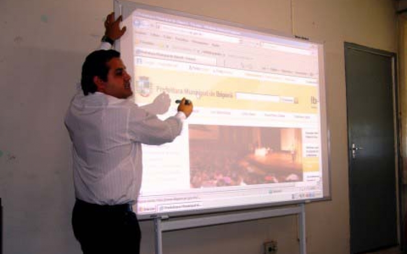 Professores recebem treinamento para utilizar a Lousa Digital