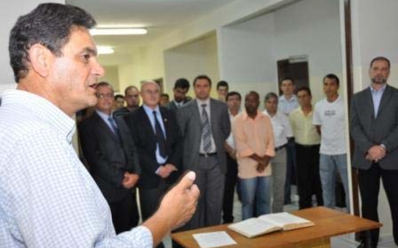 Prefeito prestigia posse do delegado Belinati em Cornélio