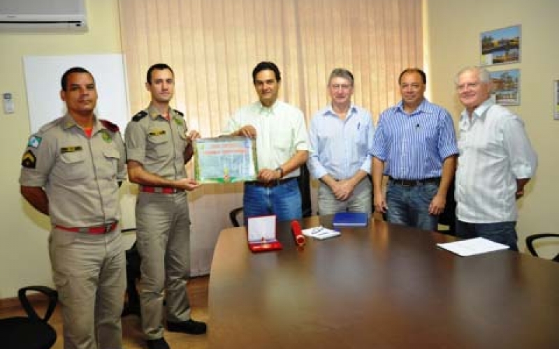 Prefeitura recebe comenda por ocasião dos 100 anos do Corpo de Bombeiros