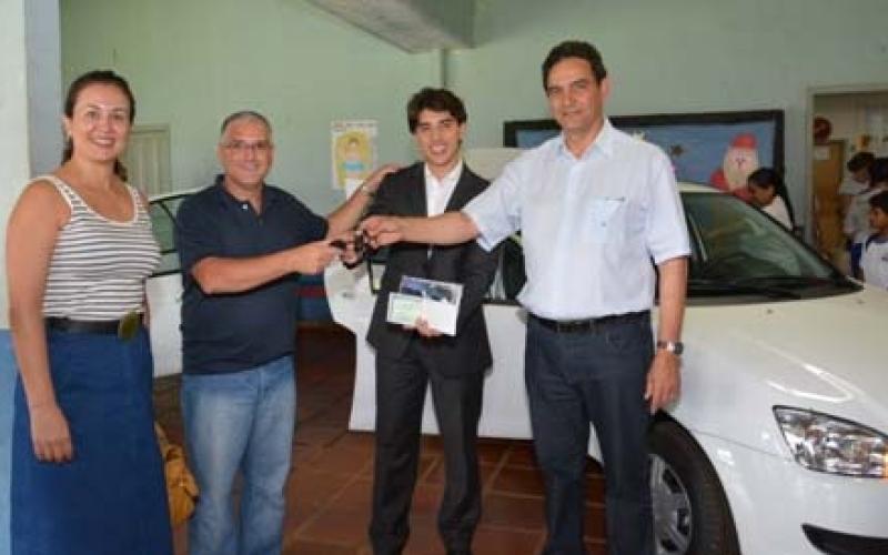 Prefeitura repassa carros e mobiliário à APAE