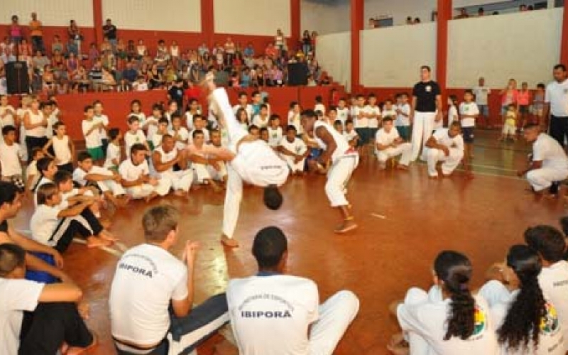 Projeto leva capoeira a 800 crianças de Ibiporã