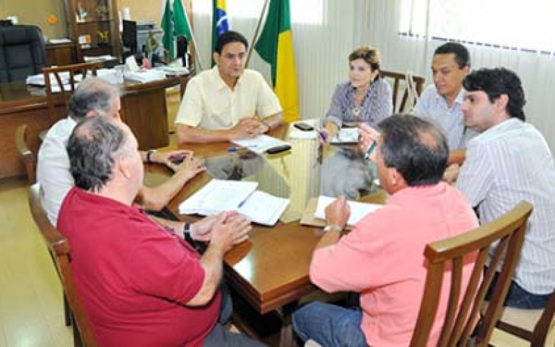 Diretoria do Hospital Cristo Rei reúne-se com Prefeito José Maria para discutir repasses em 2015