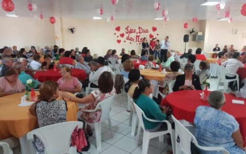 Frequentadoras do CCI recebem homenagem pelo Dia das Mães