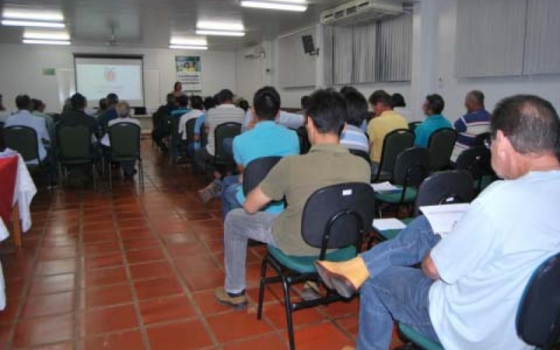 Reunião com agricultores discute uso abusivo de agrotóxicos