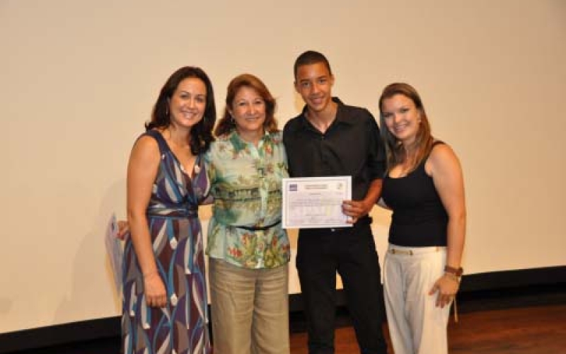 Alunos da Escola de Formação e Cidadania recebem certificados em formatura