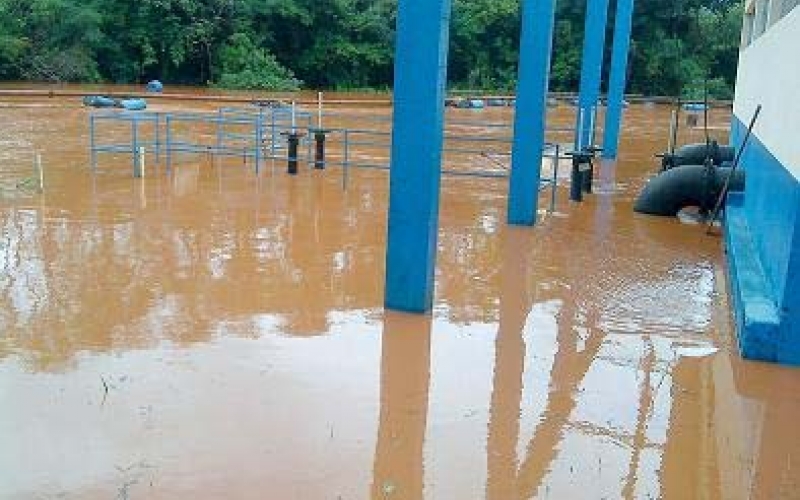 Rio sobe e interrompe abastecimento de água de Ibiporã