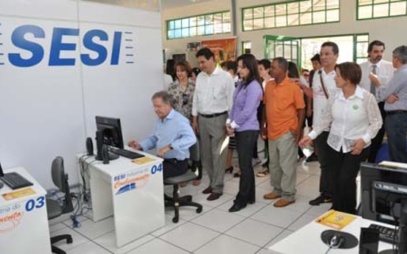 Presidente da Fiep e José Maria entregam Indústria do Conhecimento