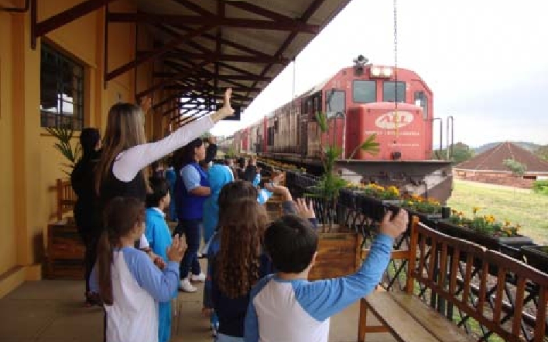 Alunos da Escola Santa Marta visitam Museu do Café
