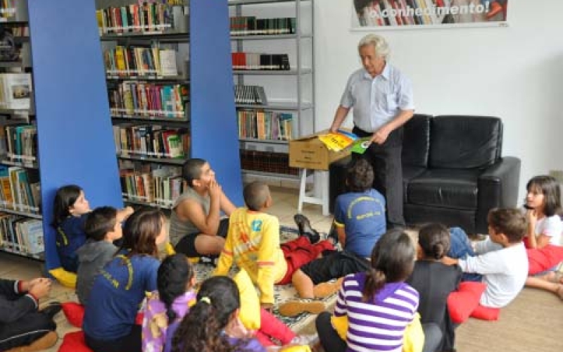 Café literário marca aniversário da Biblioteca Pública Municipal