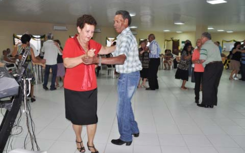 Idosos participam de Baile dos Namorados no CCI