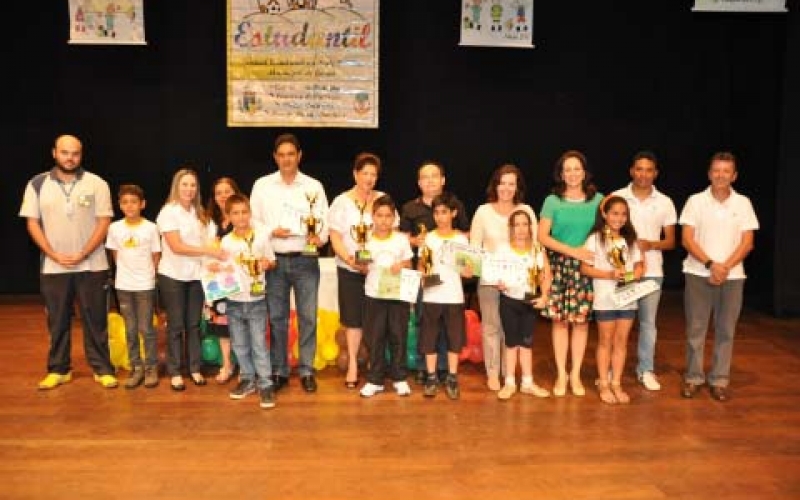 Festival Estudantil premia redações e desenhos de alunos da rede municipal