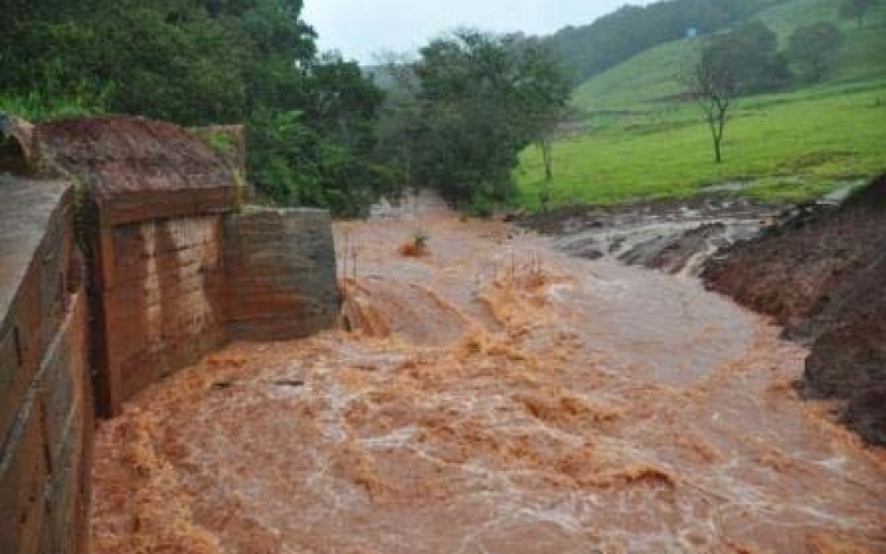 Prefeitura trabalha na reconstrução após as chuvas