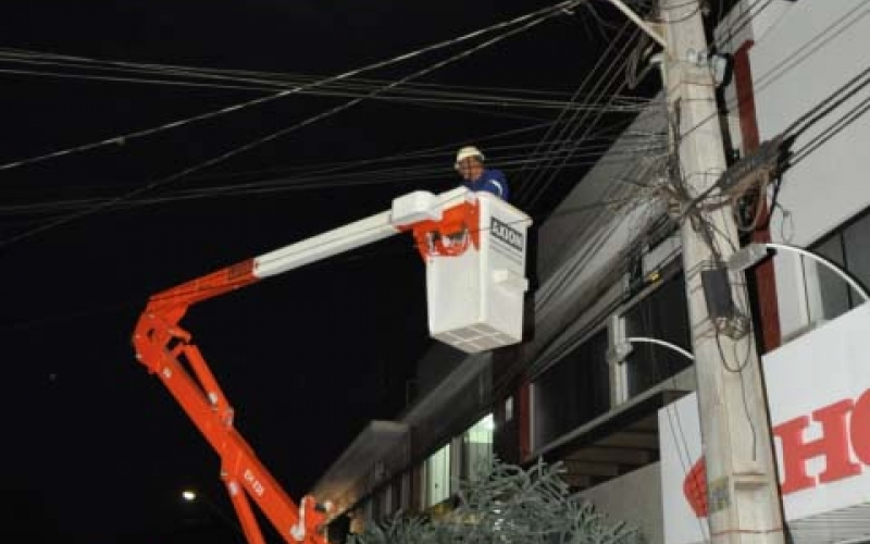 Copel está trocando lâmpadas queimadas em toda a cidade