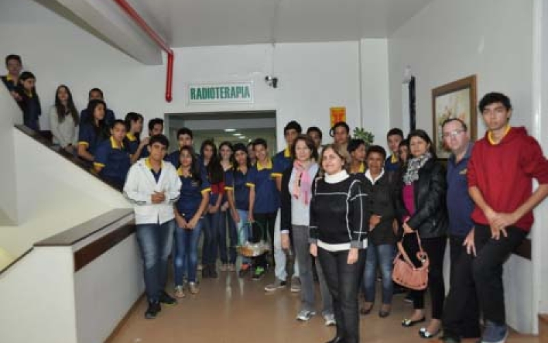 Alunos da Esforci entregam doações ao Hospital do Câncer de Londrina