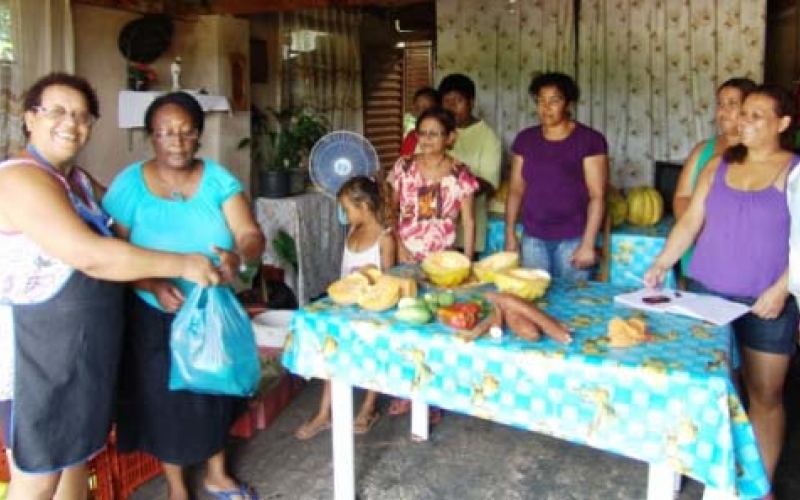 Associação distribui alimentos no John Kennedy