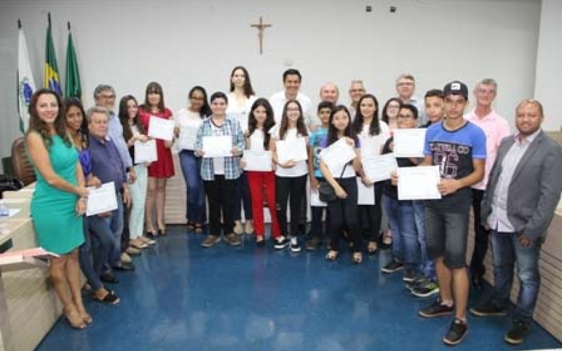 Vereadores mirins de Ibiporã tomam posse com casa cheia