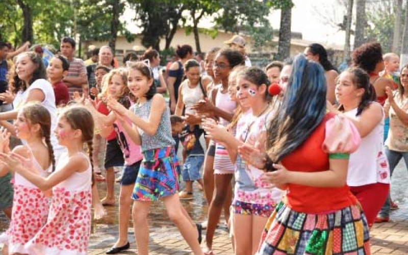 Prefeitura promove festa para as crianças na Praça Pio XII