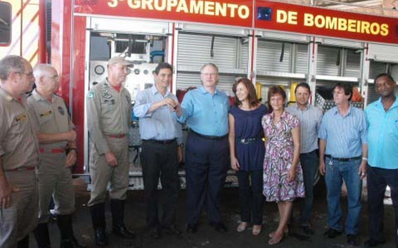 Bombeiros recebem moderna viatura para atender Ibiporã