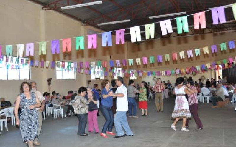 Idosos participam de festa julina do CCI