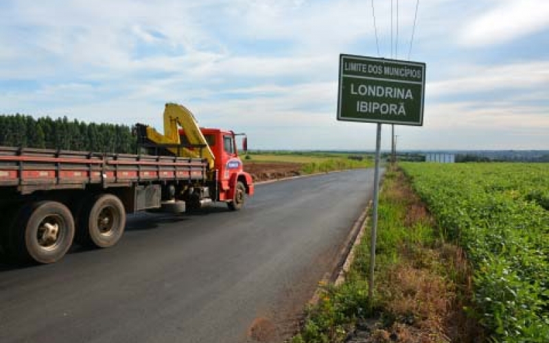 Estrada das Três Figueiras é asfaltada pela administração municipal