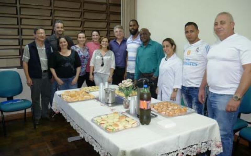 Secretaria de Saúde realiza café de despedida para médicos cubanos