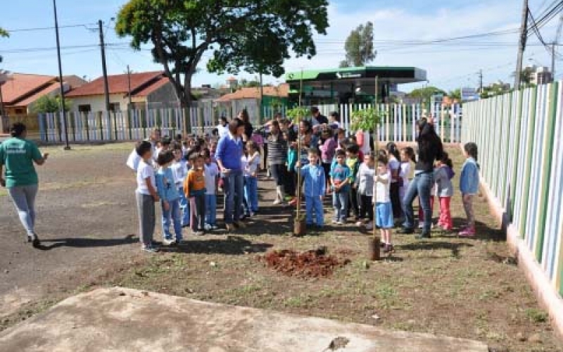 Alunos de CMEI e Escola de Formação plantam ipês no CSU