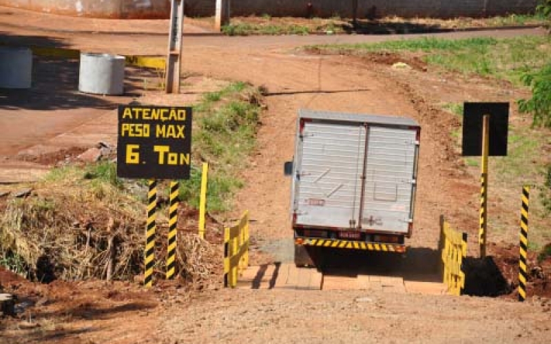 Administração libera ponte de acesso a três bairros