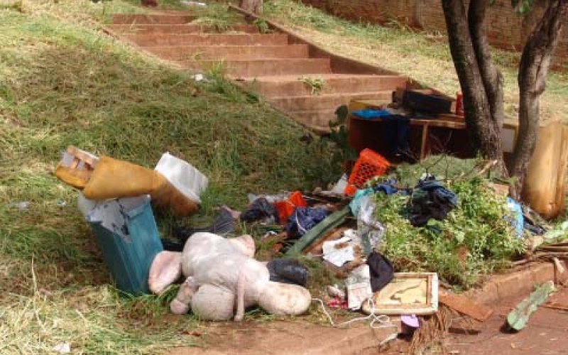 Seja cidadão: não jogue lixo em terrenos ou áreas públicas