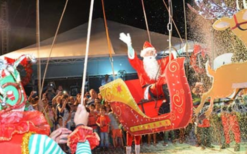 População lota Praça Pio XII para chegada do Papai Noel